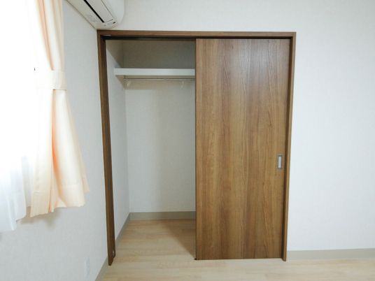 清潔な居室のクローゼット