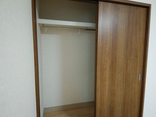 シンプルなクローゼット