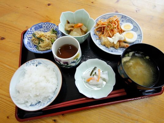 和食の豊かな食事風景
