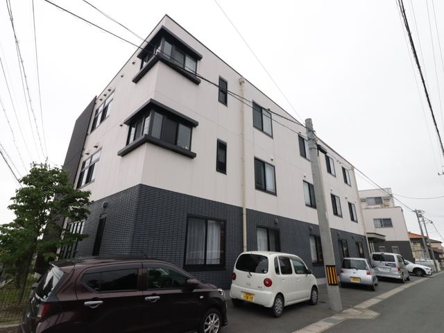 モダンな建物の外観 外観 ゆとりある設計の施設外観です。働く環境を大切に考え、快適な職場づくりに注力しています。