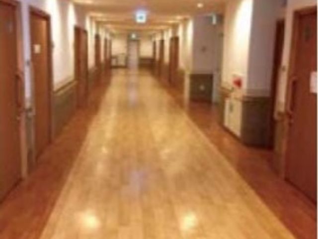 広々とした明るい廊下 廊下 ゆったりとした通路は、職員や利用者の移動も快適です。こちらで快適な労働環境を提供します。