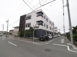 モダンな建物の外観