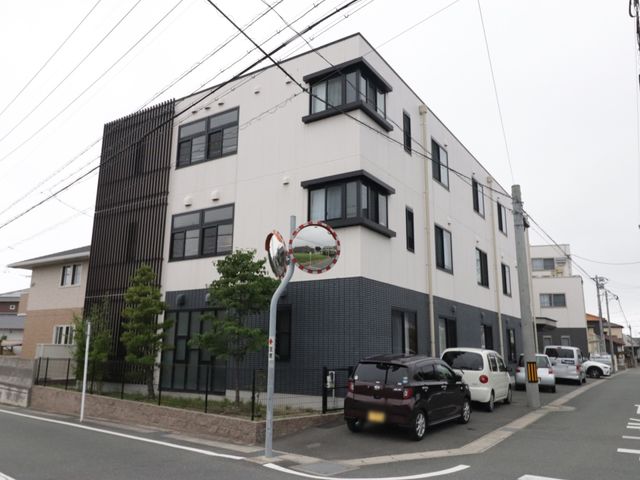 モダンな施設の外観 外観 清潔感のあふれるモダンな建物で、周囲の環境とも調和しております。通勤しやすい立地で、新しいチャレンジを始めませんか。