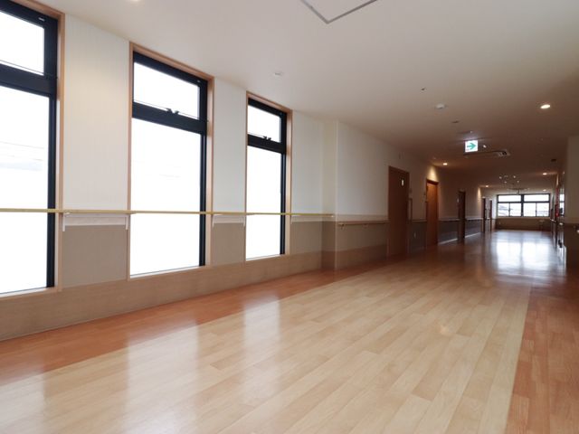 廊下の明るい空間 廊下 ゆったりとした廊下は、明るく清潔感のあるフローリングが特徴です。歩行のサポートもしやすい広さが確保されています。