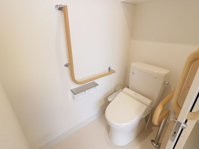 バリアフリー設計のトイレ トイレ 安全に配慮された設計のトイレ空間です。手すりや安心のための設備が整っており、快適にご利用いただけます。