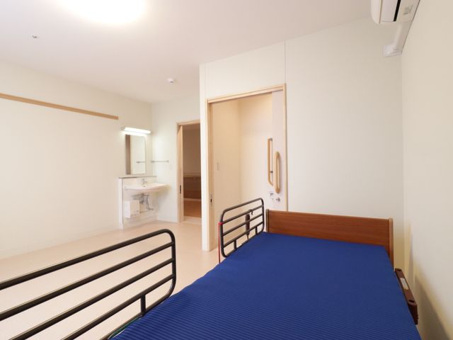 居室の広々とした空間 居室 シンプルなデザインの居室です。広めの間取りで動きやすく、明るい雰囲気が心地よい空間を提供しています。