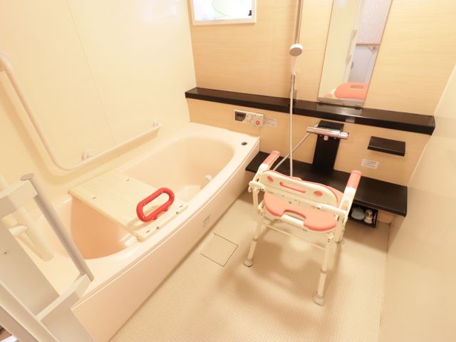 バリアフリー設計の浴室 浴室 利便性を重視した機能的な浴室です。手すりや高さ調整機能付きのシートが、安全かつ快適なバスタイムを支えます。