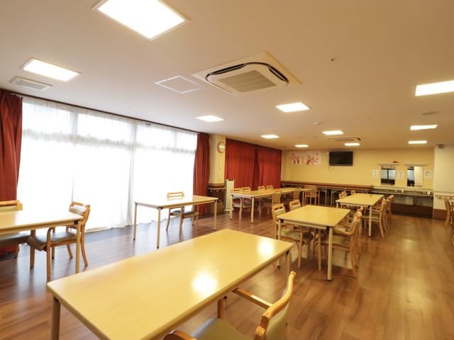 広々とした明るい食堂 食堂 ゆったりと配置されたテーブルと椅子が特徴の食堂です。採光をたっぷり取り入れ、穏やかな時間を過ごせる環境が整っています。