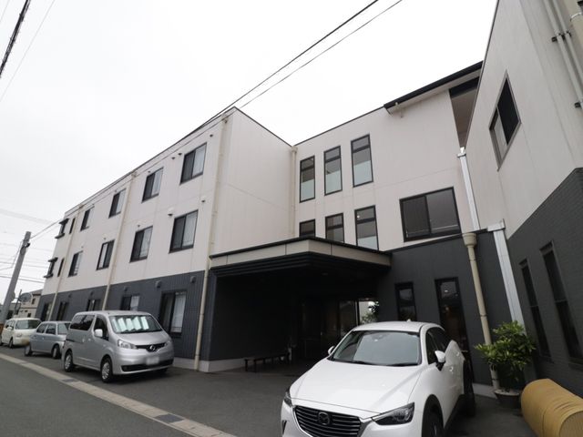 清潔感のある建物の外観 外観 清潔感漂う外観の施設です。スタッフとして迎える入り口も広々としており、明るい雰囲気が印象的です。