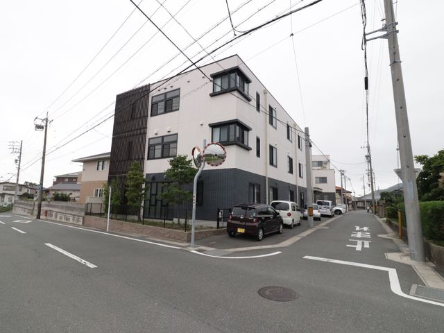 モダンな外観の建物 外観 都市型の洗練されたデザインが特徴の建物です。通りからのアクセスも良好で、快適な職場環境を提供します。