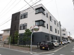 白と黒のモダンな建物