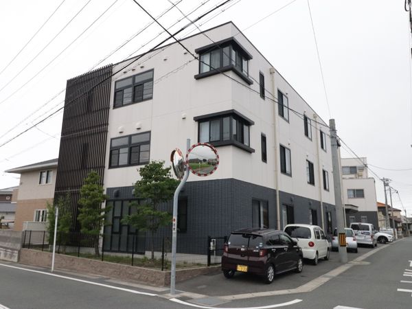 白と黒のモダンな建物
