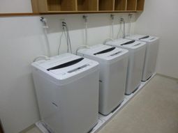 整然と並ぶ洗濯機群