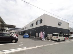 現代的な外観の建物