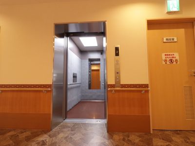 開いたエレベーター扉
