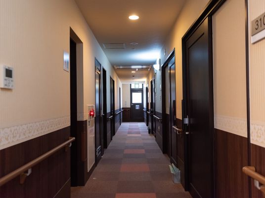 廊下の手すり付き通路