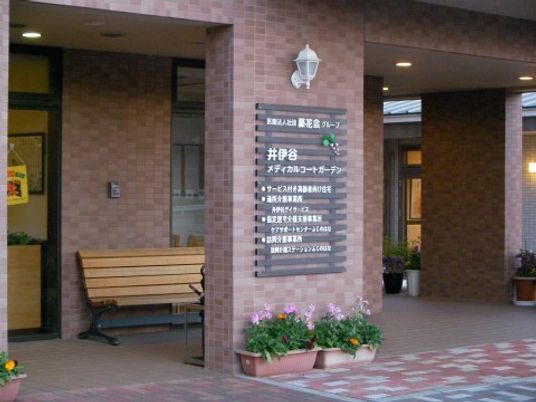 案内板とベンチのエントランス