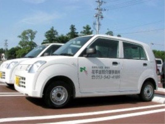 施設ロゴ入り白車外観