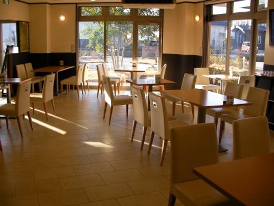 明るい食堂の様子