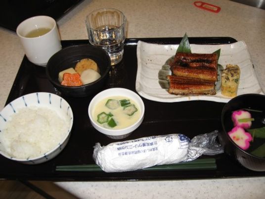 和食を盛り付けた食事風景