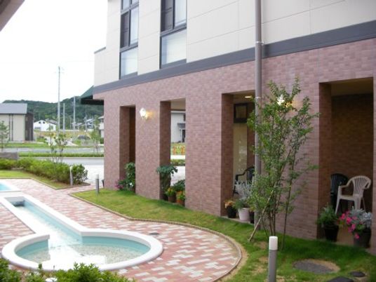 中庭の緑と建物