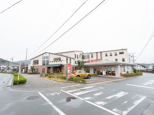 街角のモダンな建物外観