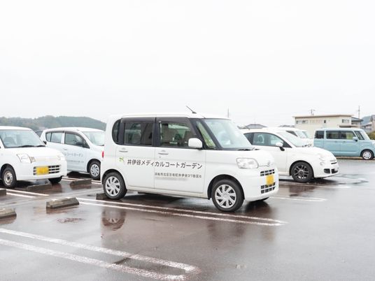 駐車場に並ぶ送迎車両