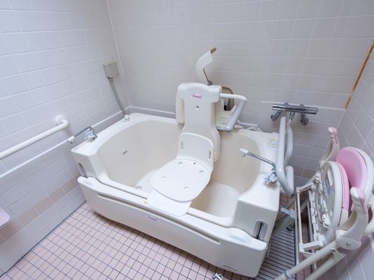 バリアフリー設計の浴室