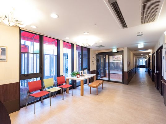 廊下に設置されたベンチと椅子