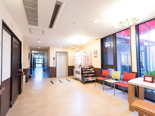 廊下には椅子と掲示物