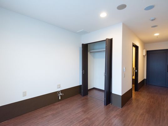 シンプルな居室の内観