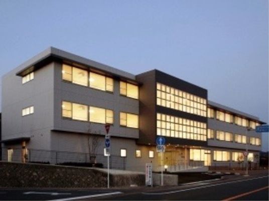 夕暮れ時の建物外観
