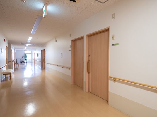 手すり付きの明るい廊下