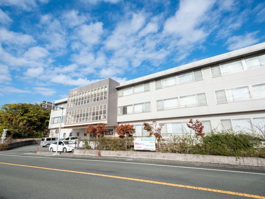 晴れた日の施設外観