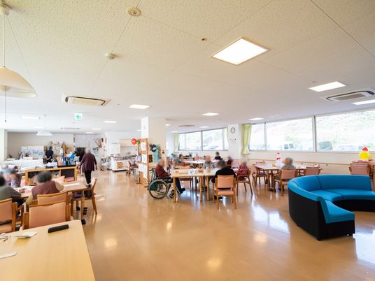 広々とした明るい食堂