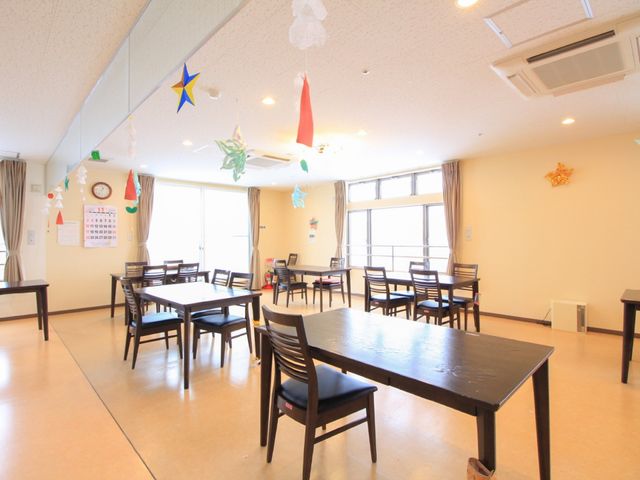 飾り付けられたダイニングルーム