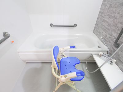 手すり付き清潔な浴室