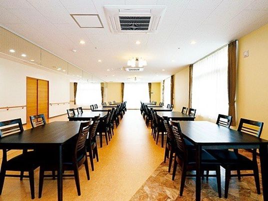 広々とした明るい食堂