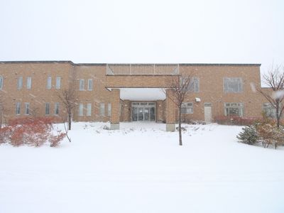 雪に覆われた施設外観