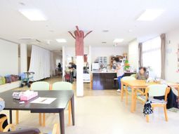 広々とした明るい居間