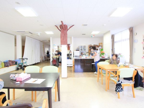 広々とした明るい居間