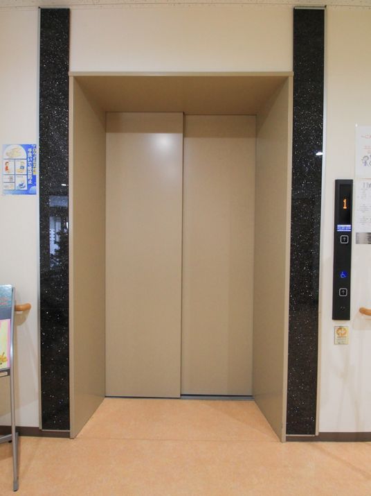 清潔感のあるエレベーター前