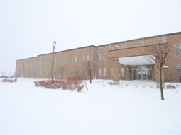 雪景色の建物エントランス