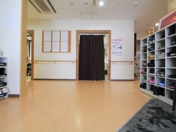 明るいエントランスの様子