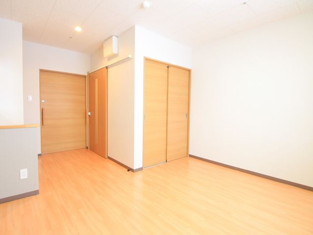 広々とした明るい居室