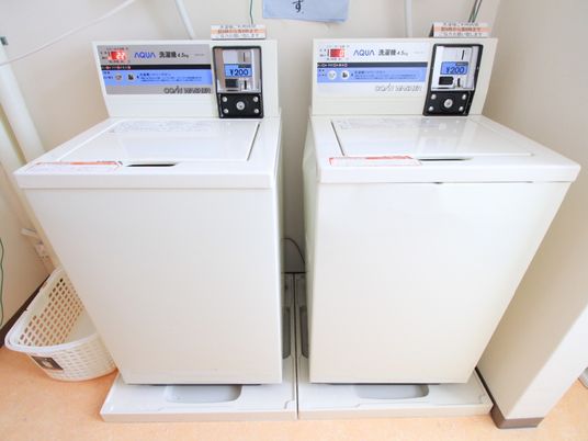 コインランドリーの洗濯機二台