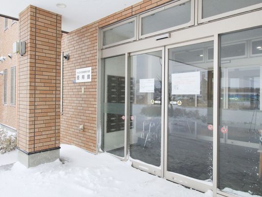 雪の中の施設入口