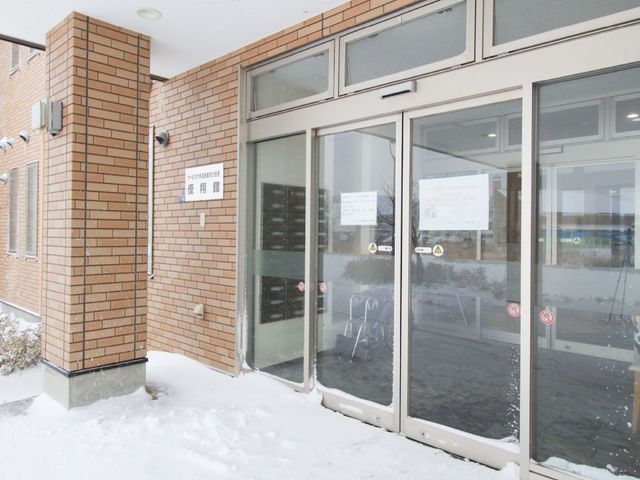 雪の中の施設入口