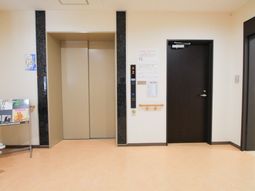 廊下のエレベーターと扉