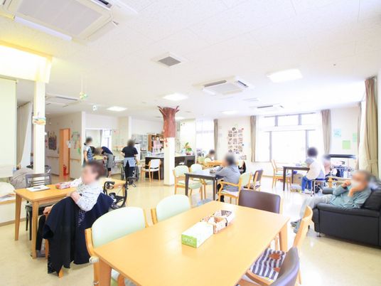 広々とした共有ラウンジ